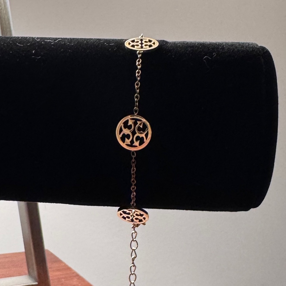 Beautiful Gold Bracelet with Filigree Discs - Picture 2 of 10